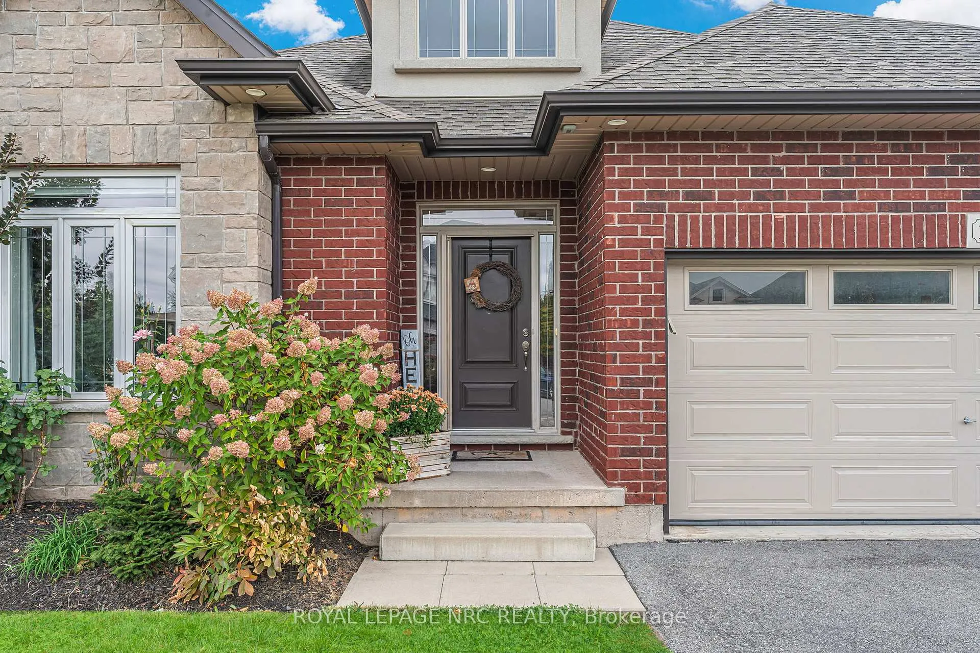 Photo 4 of 23 Abbott Place, Pelham, Fonthill — HOMEH