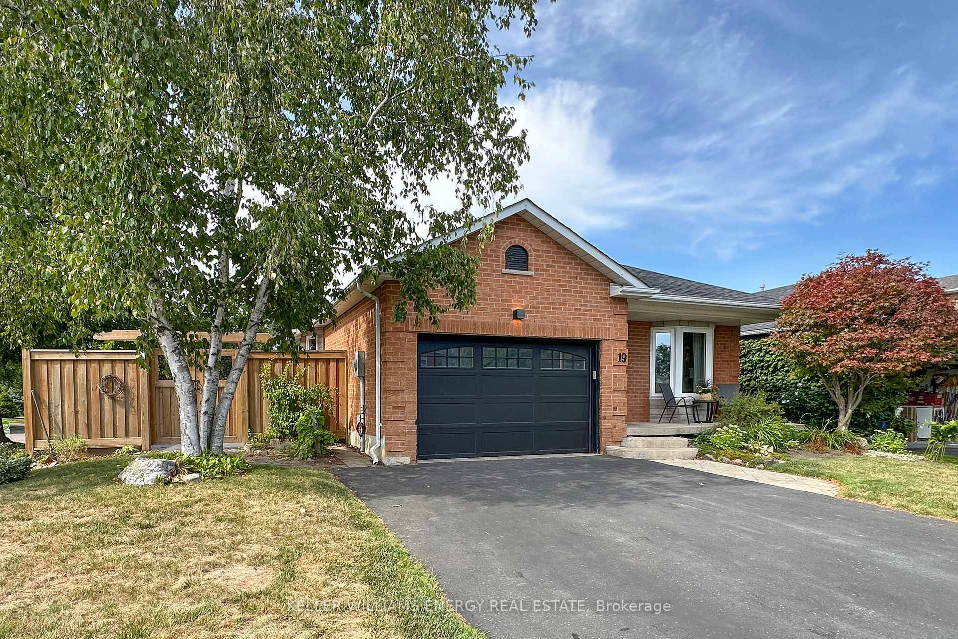Photo 2 of 19 Stephen Avenue, Clarington, Courtice — HOMEH