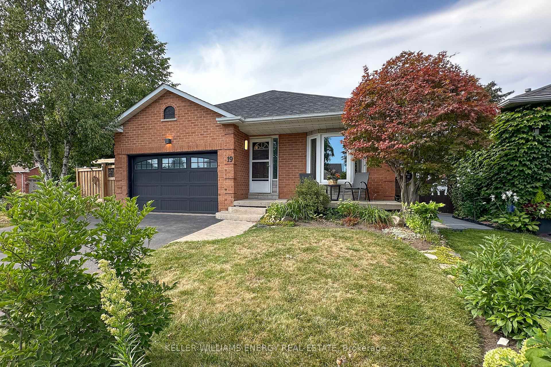 Photo 3 of 19 Stephen Avenue, Clarington, Courtice — HOMEH