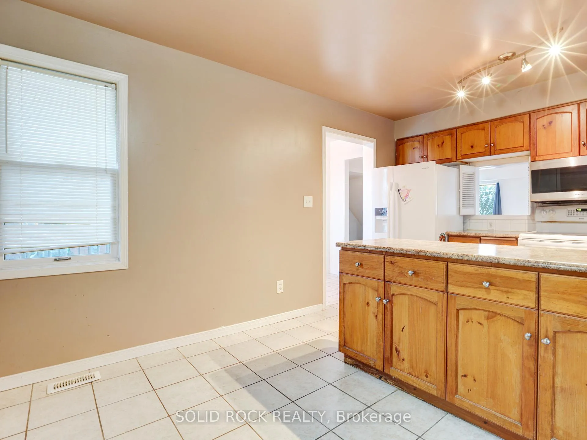 Photo 9 of 67 Northmanor Crescent, Kitchener — HOMEH