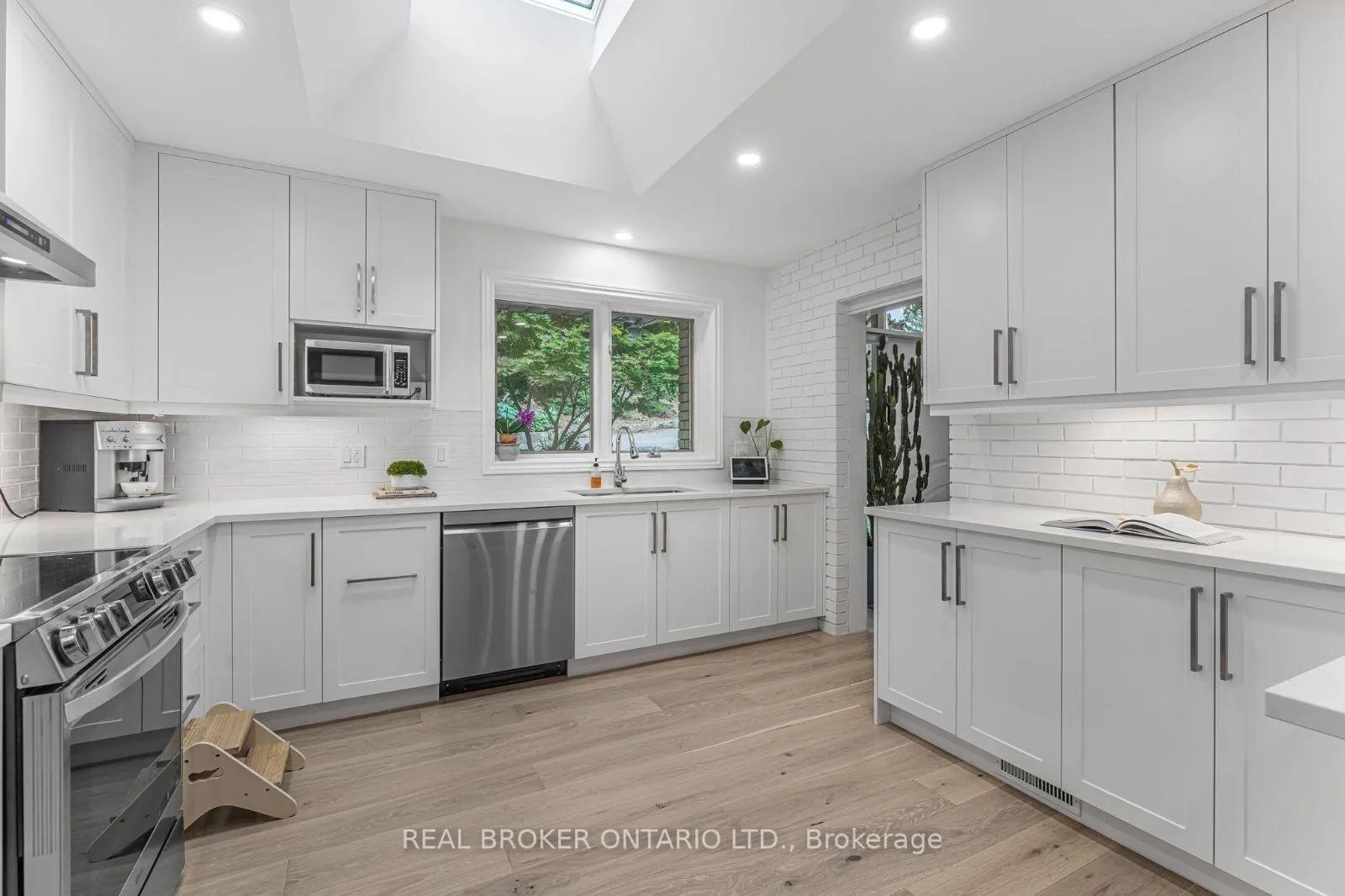 Photo 15 of 937 Montgomery Drive, Hamilton, Ancaster — HOMEH