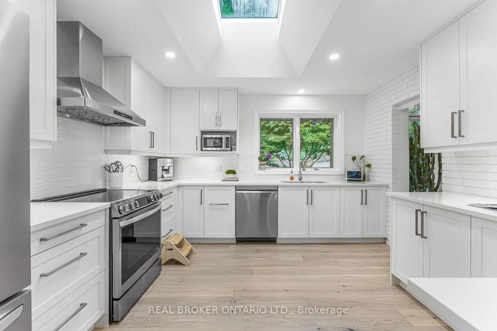 Photo 17 of 937 Montgomery Drive, Hamilton, Ancaster — HOMEH