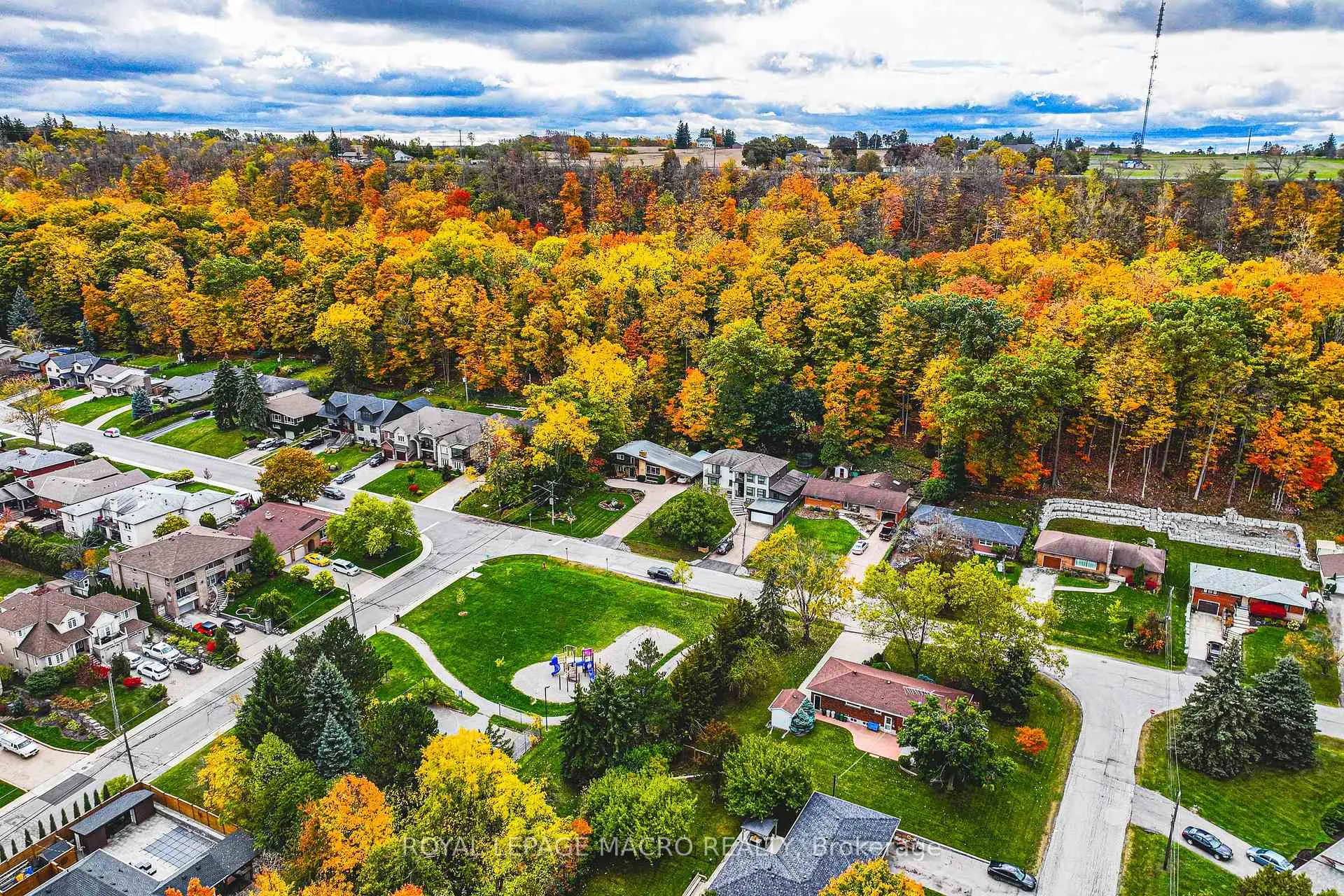 Photo 27 of 36 Maple Drive, Hamilton, Stoney Creek — HOMEH