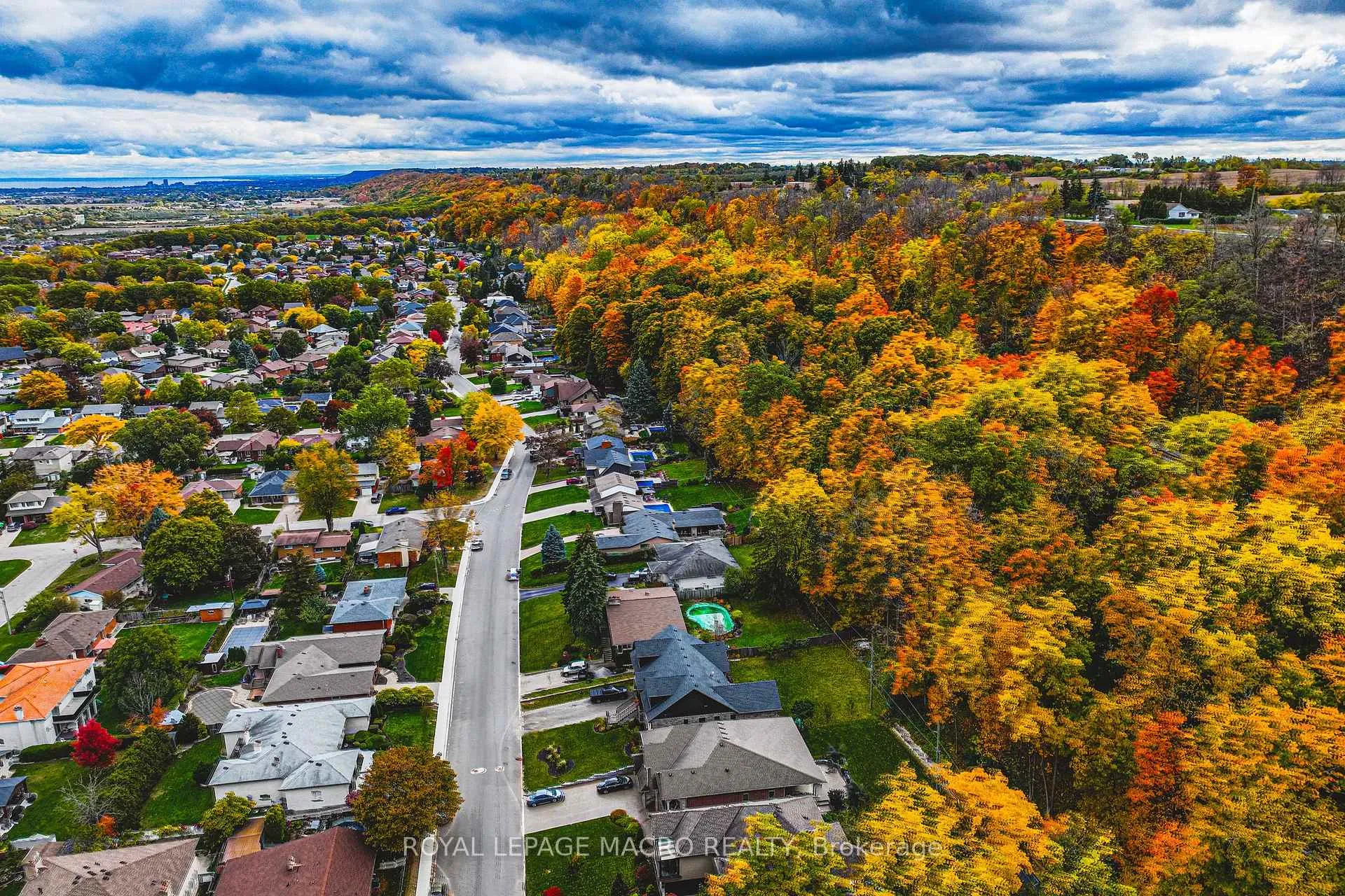 Photo 28 of 36 Maple Drive, Hamilton, Stoney Creek — HOMEH