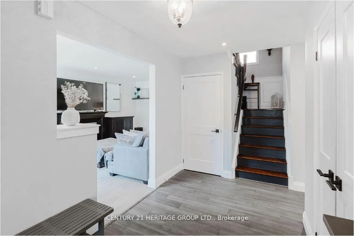 Photo 3 of 147 Pentland Crescent, Vaughan, Maple — HOMEH