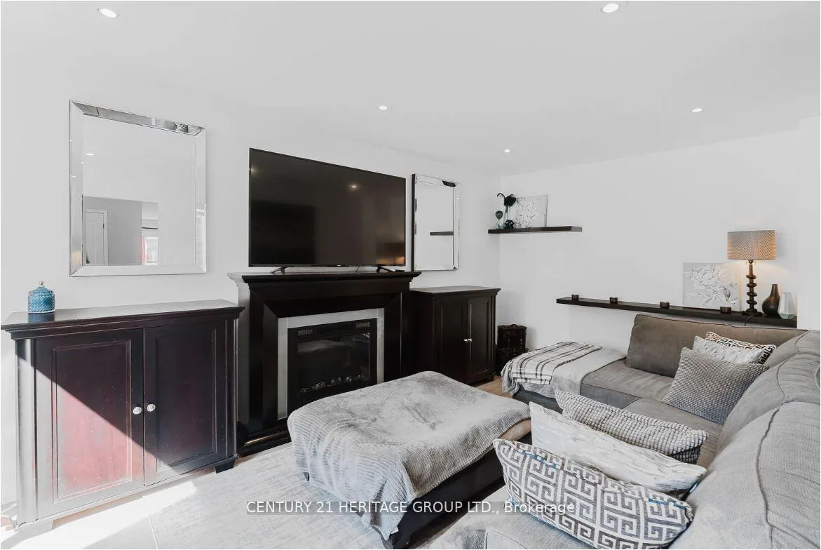 Photo 5 of 147 Pentland Crescent, Vaughan, Maple — HOMEH