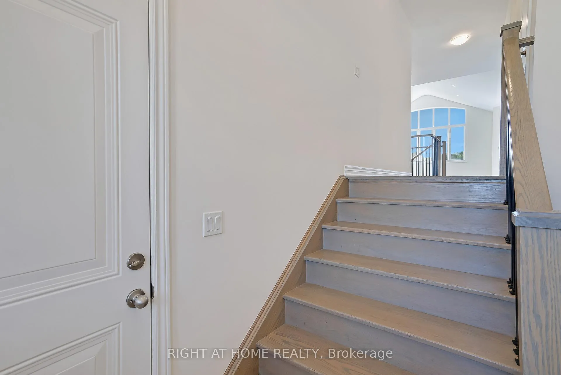 Photo 4 of 19 Robarts Drive, Hamilton, Ancaster — HOMEH