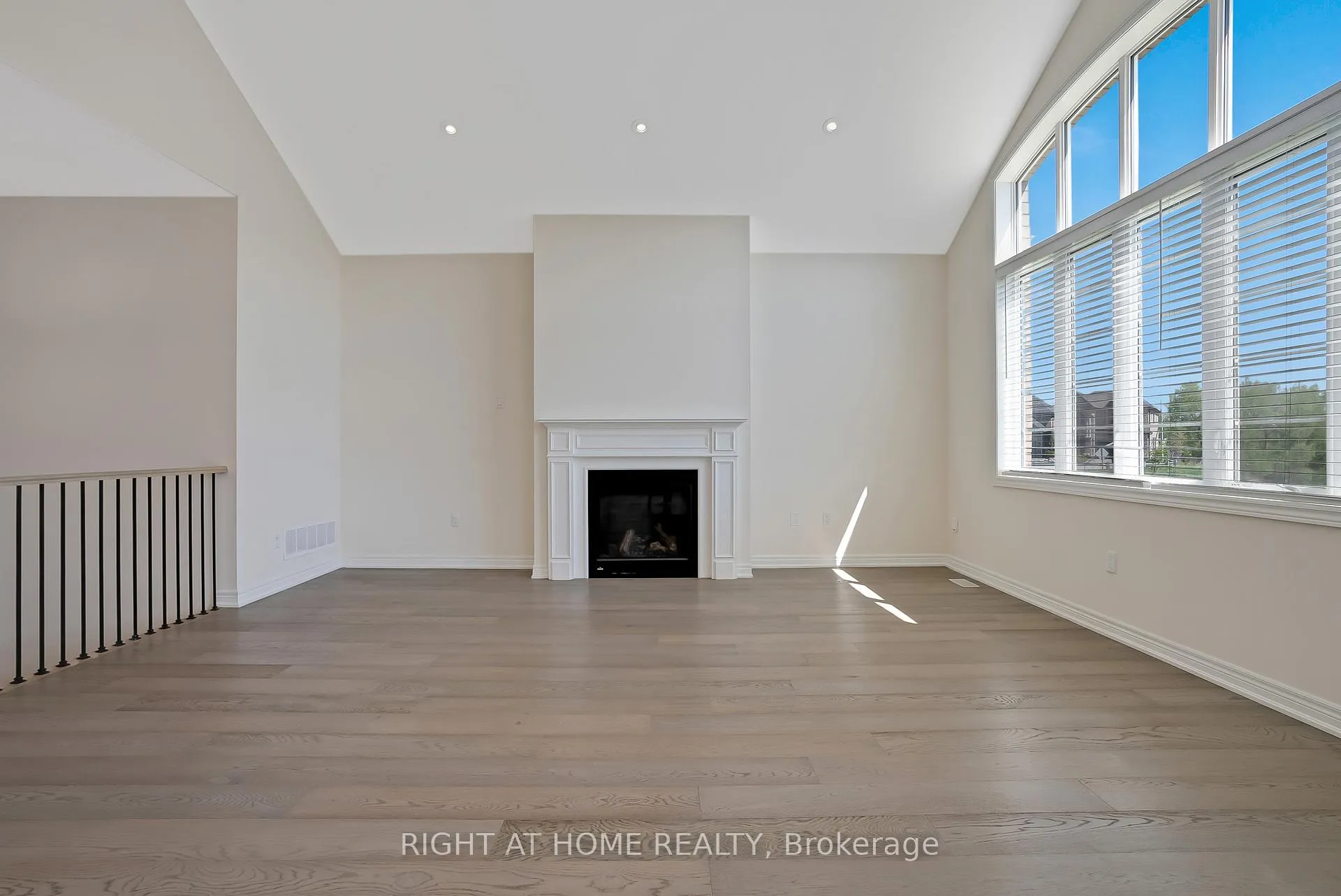 Photo 9 of 19 Robarts Drive, Hamilton, Ancaster — HOMEH