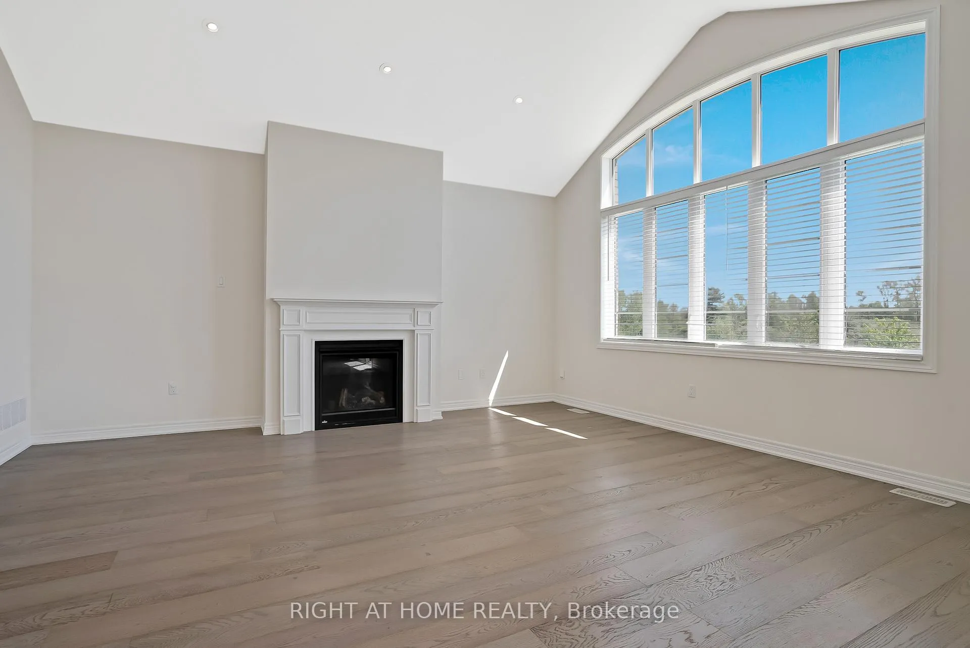 Photo 10 of 19 Robarts Drive, Hamilton, Ancaster — HOMEH
