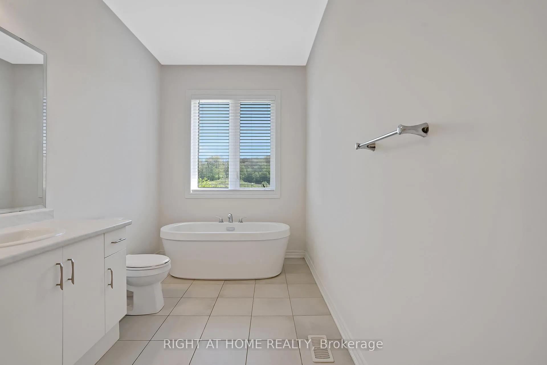 Photo 27 of 19 Robarts Drive, Hamilton, Ancaster — HOMEH