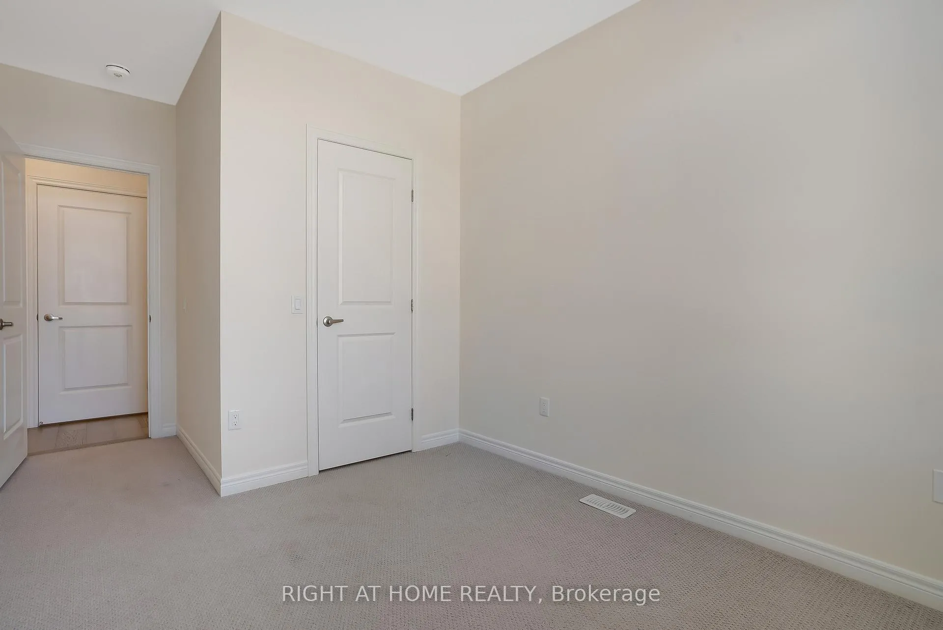 Photo 33 of 19 Robarts Drive, Hamilton, Ancaster — HOMEH