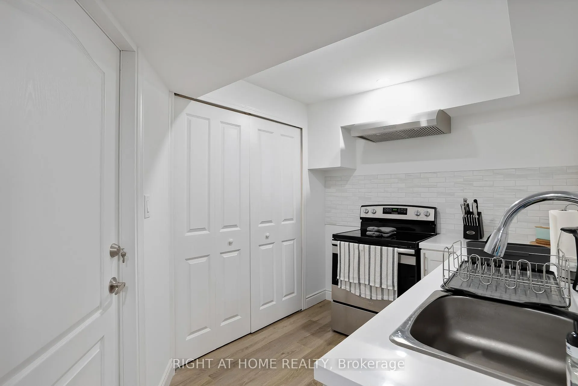 Photo 46 of 19 Robarts Drive, Hamilton, Ancaster — HOMEH