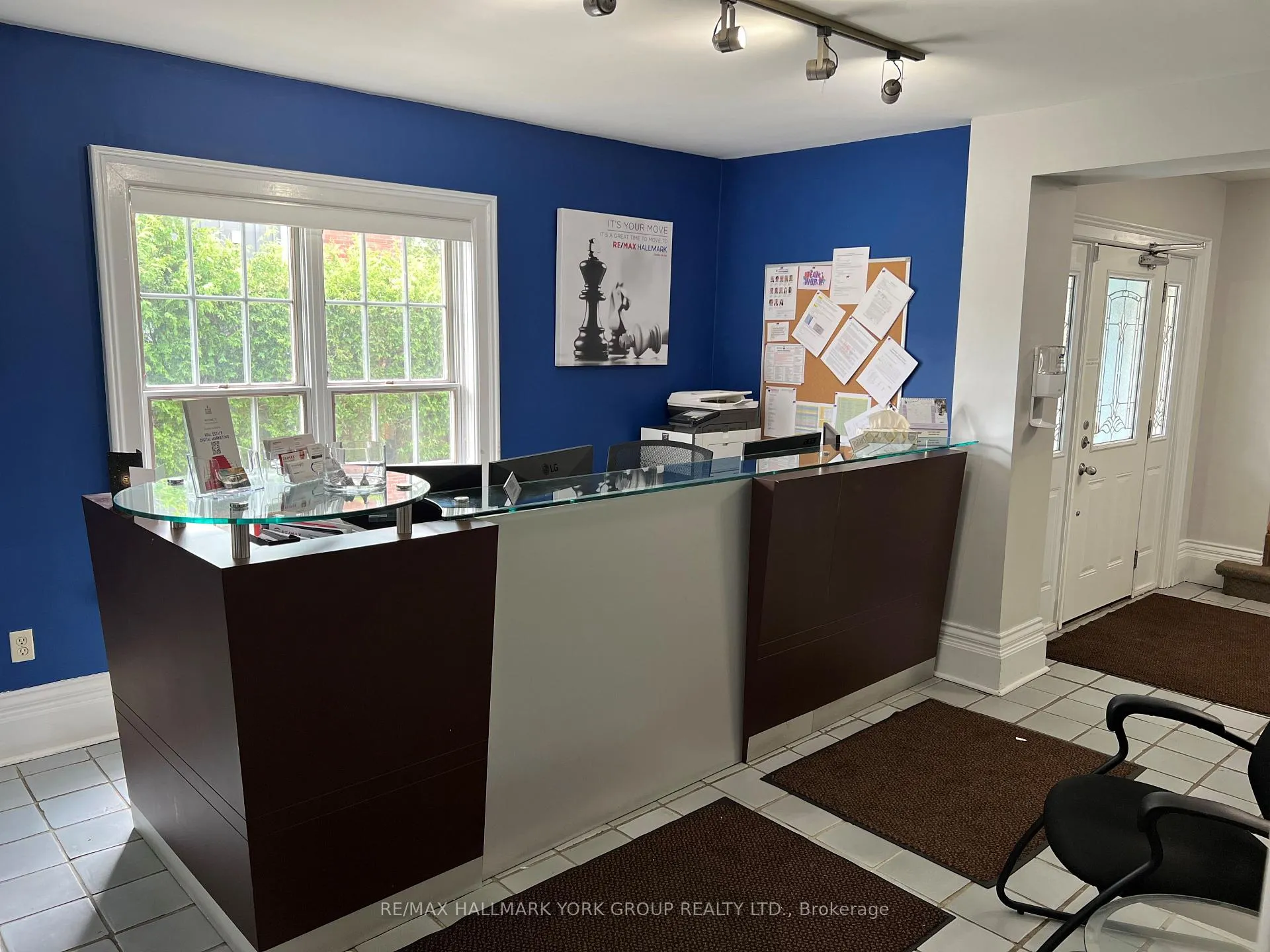 Photo 4 of 15004 Yonge Street, Aurora, Aurora Village — HOMEH