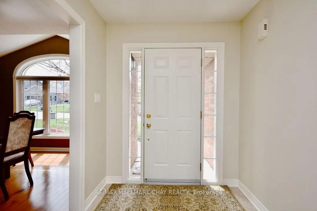 Photo 3 of 167 Crompton Drive, Barrie, Little Lake — HOMEH