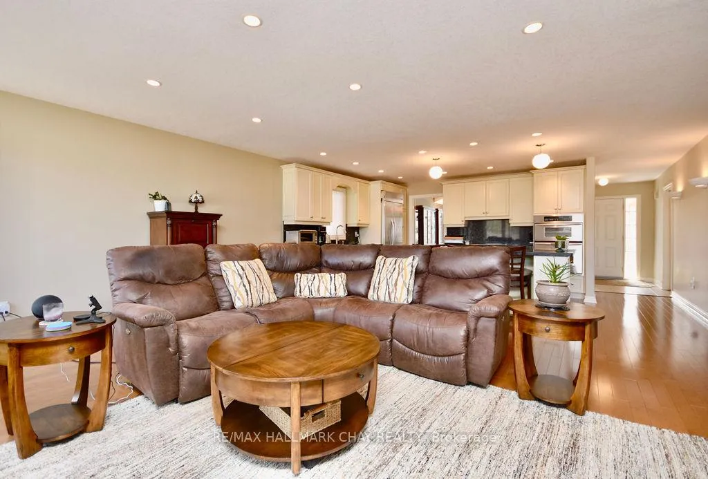Photo 6 of 167 Crompton Drive, Barrie, Little Lake — HOMEH