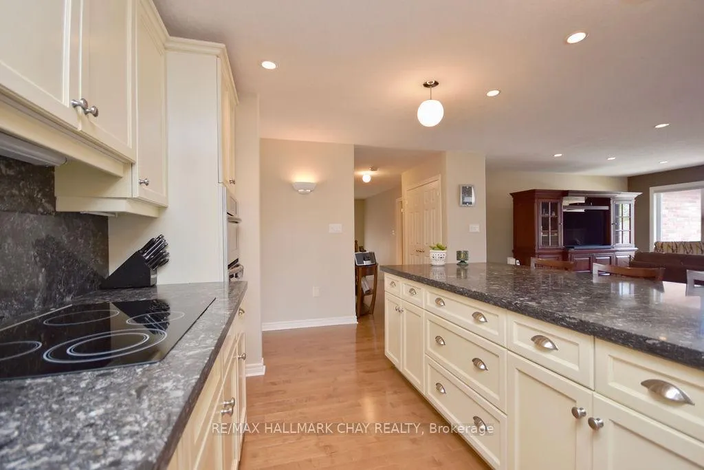 Photo 9 of 167 Crompton Drive, Barrie, Little Lake — HOMEH