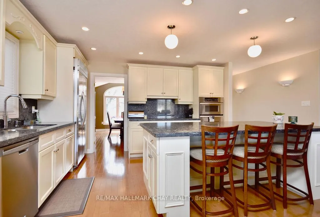 Photo 10 of 167 Crompton Drive, Barrie, Little Lake — HOMEH