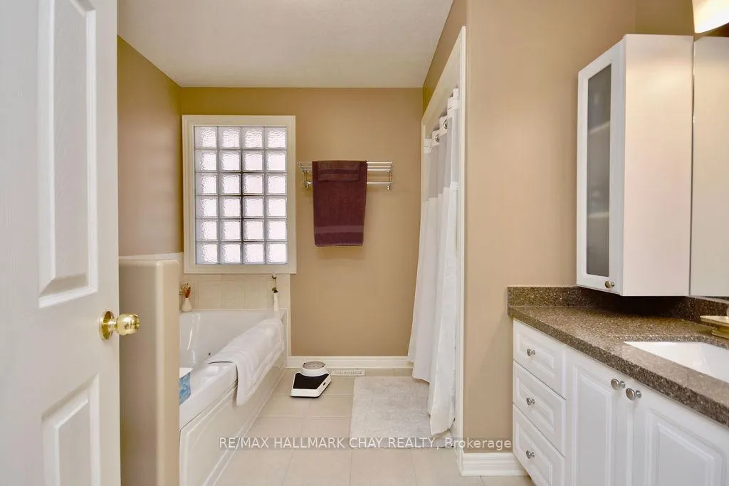 Photo 20 of 167 Crompton Drive, Barrie, Little Lake — HOMEH