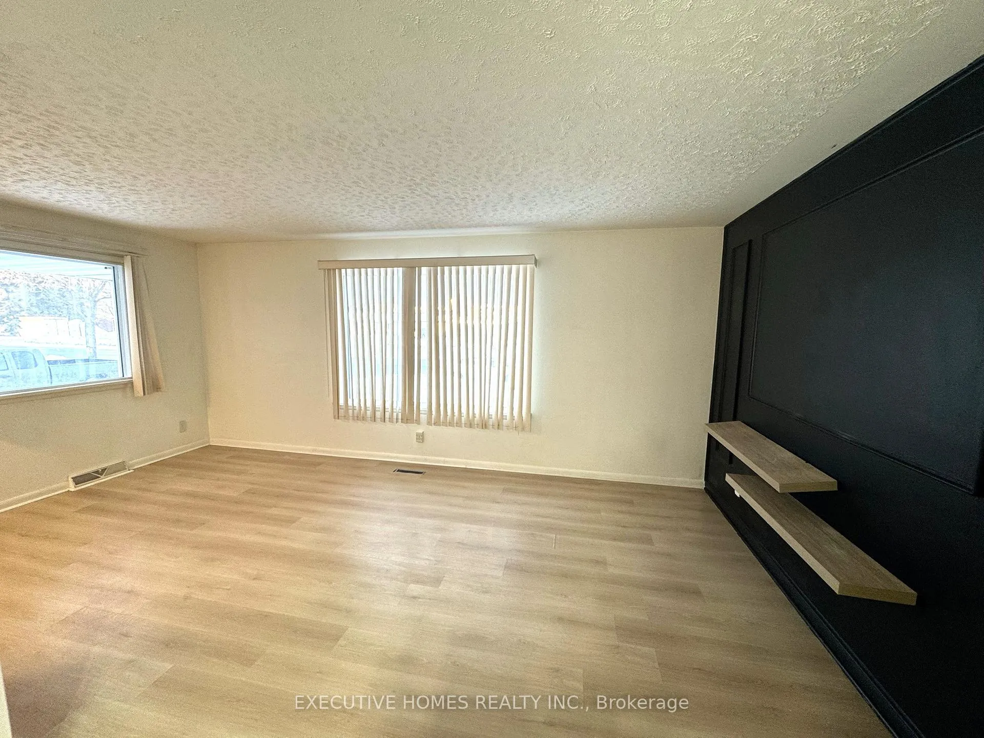 Photo 3 of 336 Kingsway Avenue, Thunder Bay, Hyde Park — HOMEH
