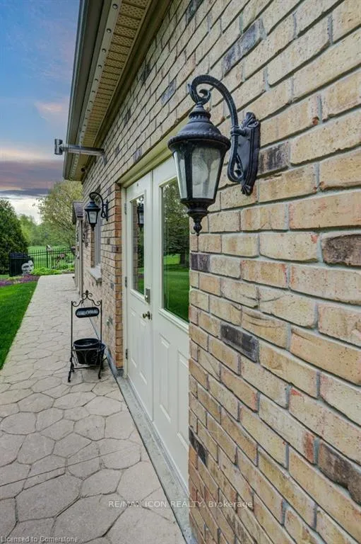 Photo 3 of 18 Anita Drive, Wellesley — HOMEH