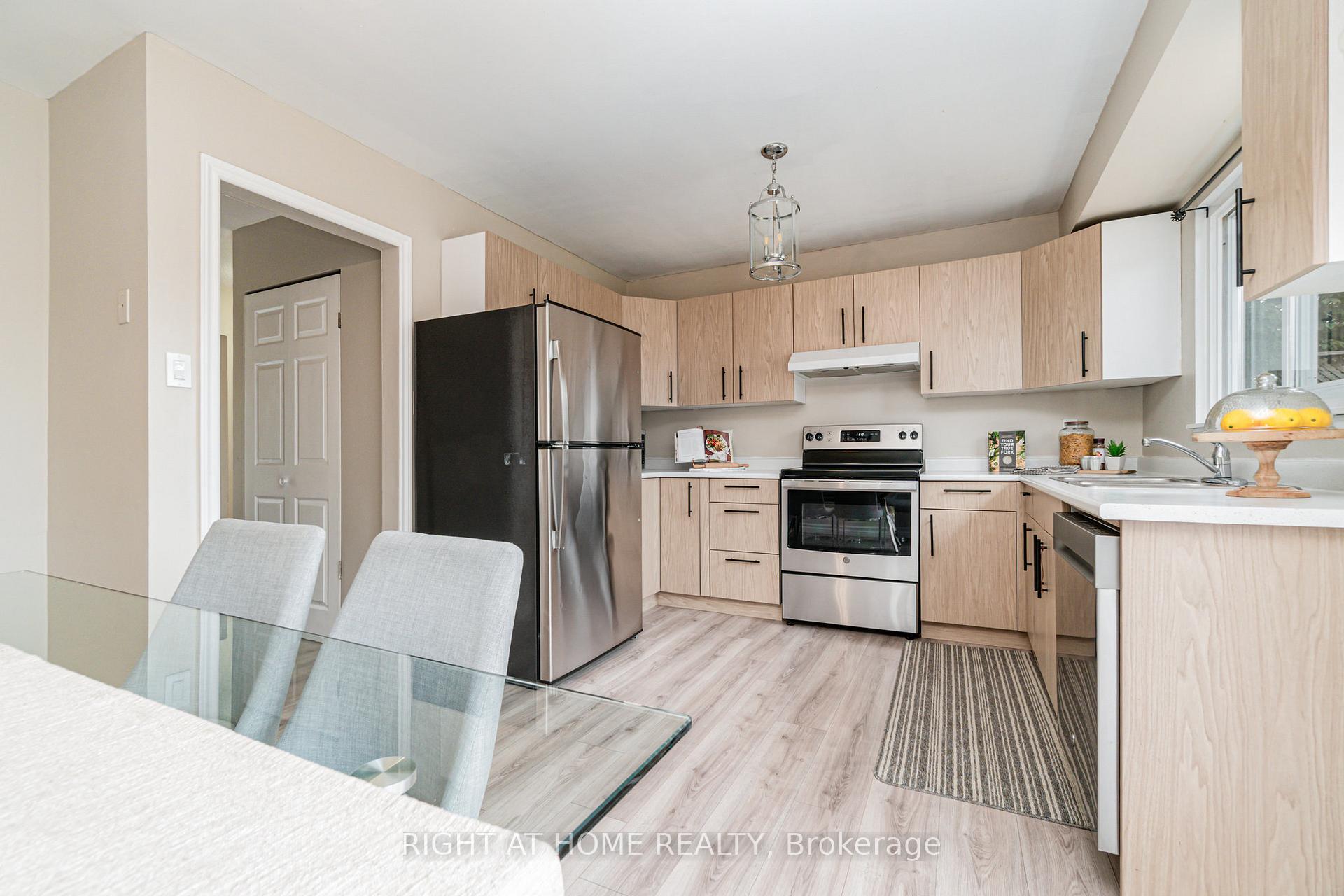 Photo 11 of 50 Roser Crescent, Clarington, Bowmanville — HOMEH