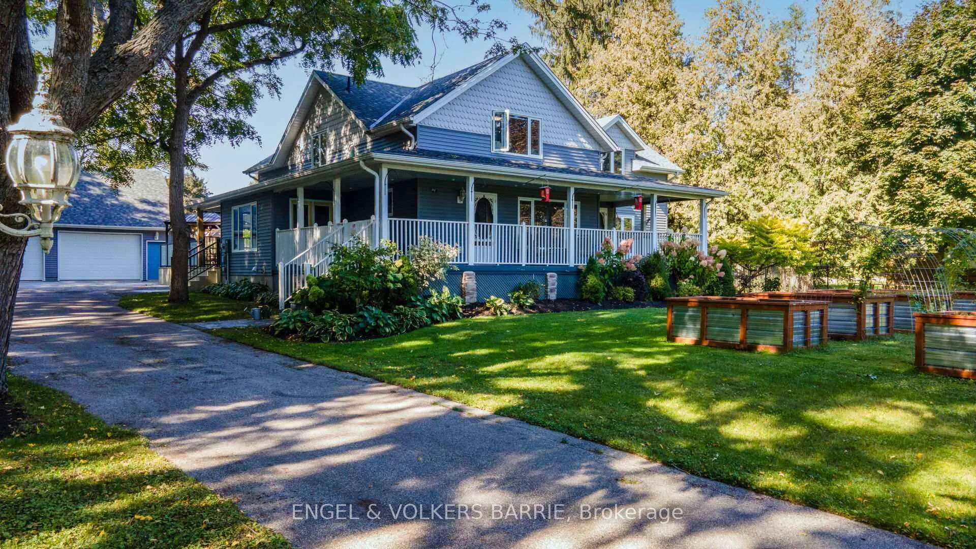 Front of 112 Lakeshore Road W