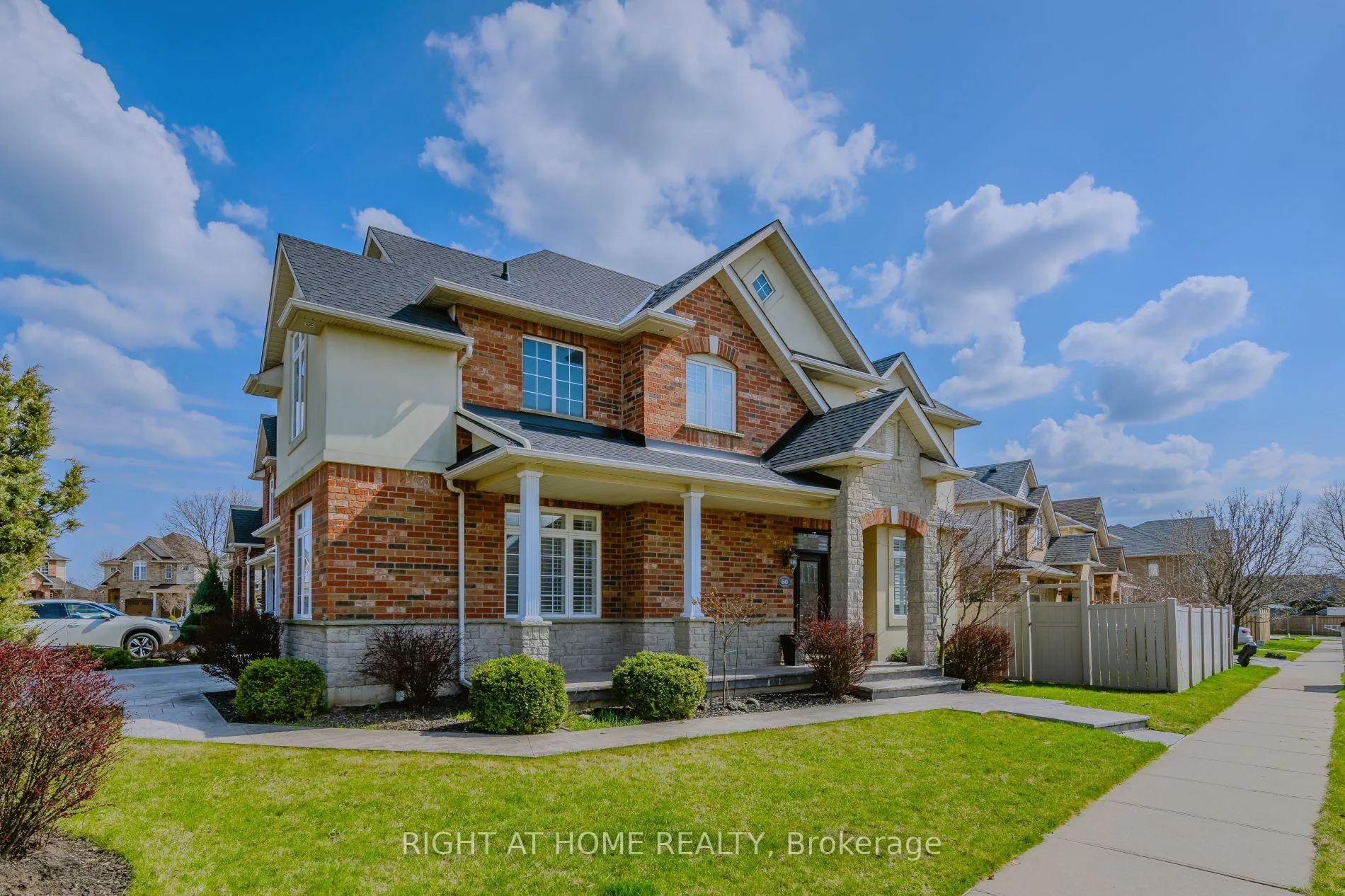 Photo 3 of 60 Springbreeze Heights, Hamilton, Lakeshore — HOMEH