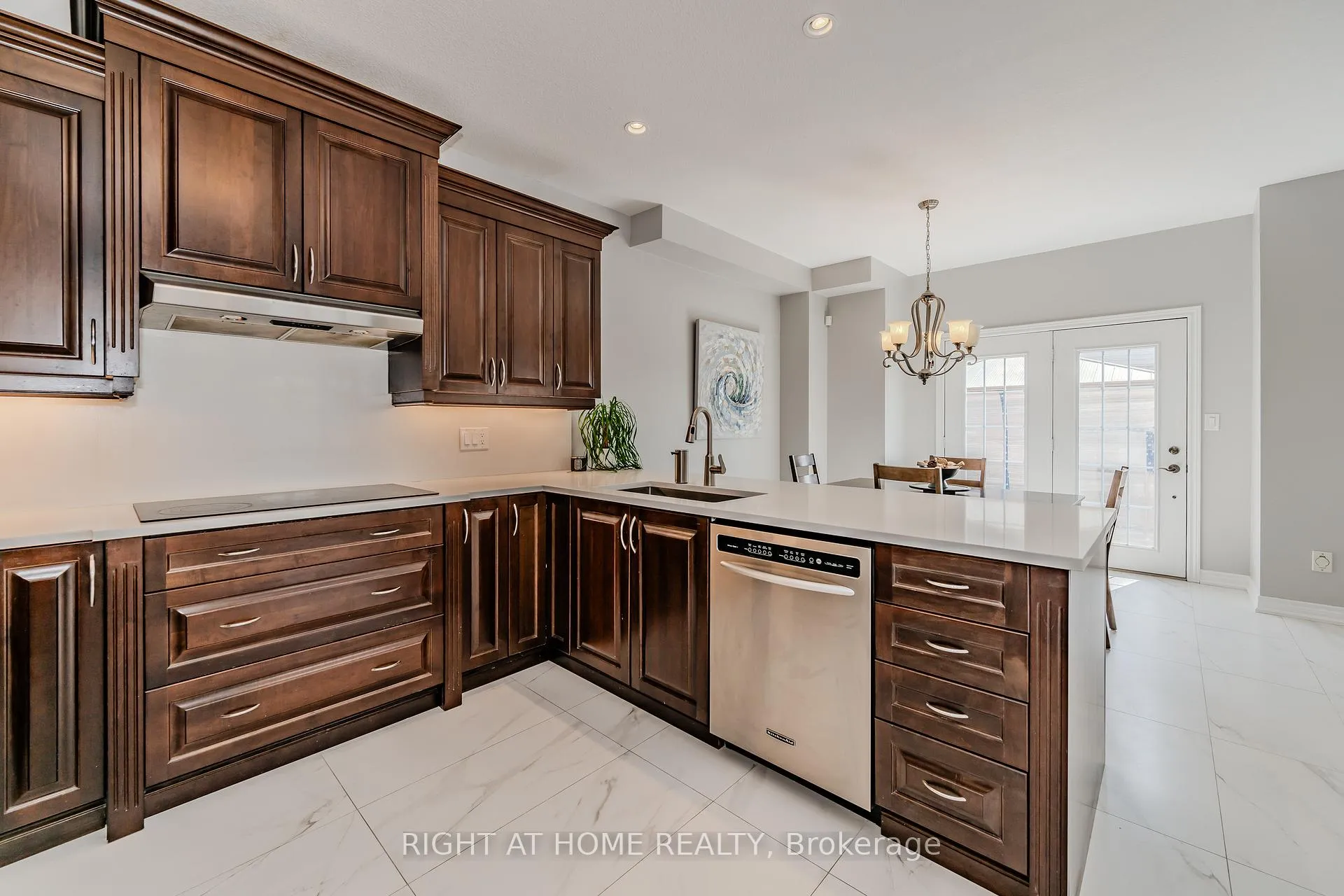 Photo 12 of 60 Springbreeze Heights, Hamilton, Lakeshore — HOMEH