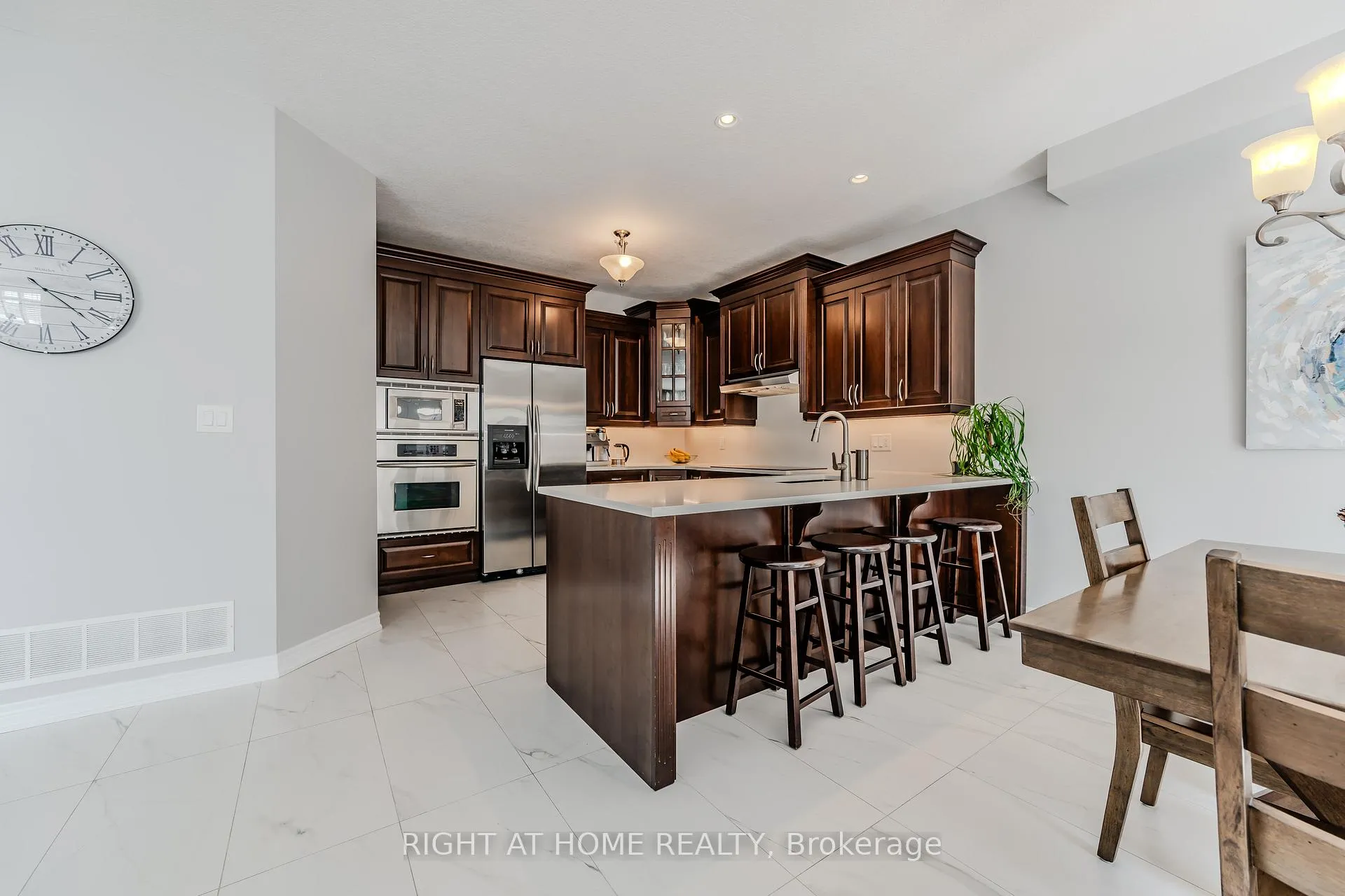 Photo 13 of 60 Springbreeze Heights, Hamilton, Lakeshore — HOMEH