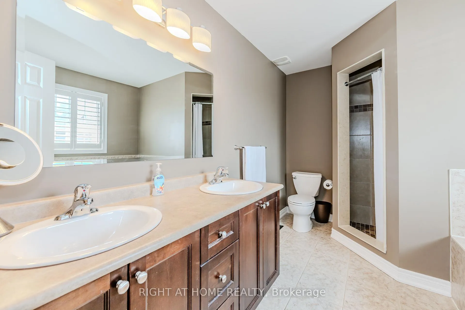 Photo 21 of 60 Springbreeze Heights, Hamilton, Lakeshore — HOMEH