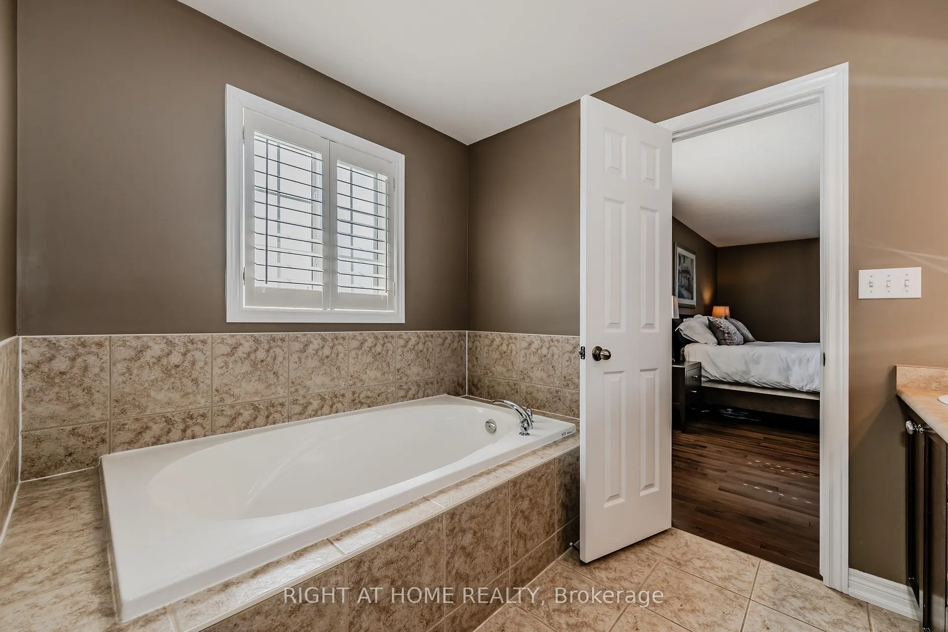 Photo 22 of 60 Springbreeze Heights, Hamilton, Lakeshore — HOMEH