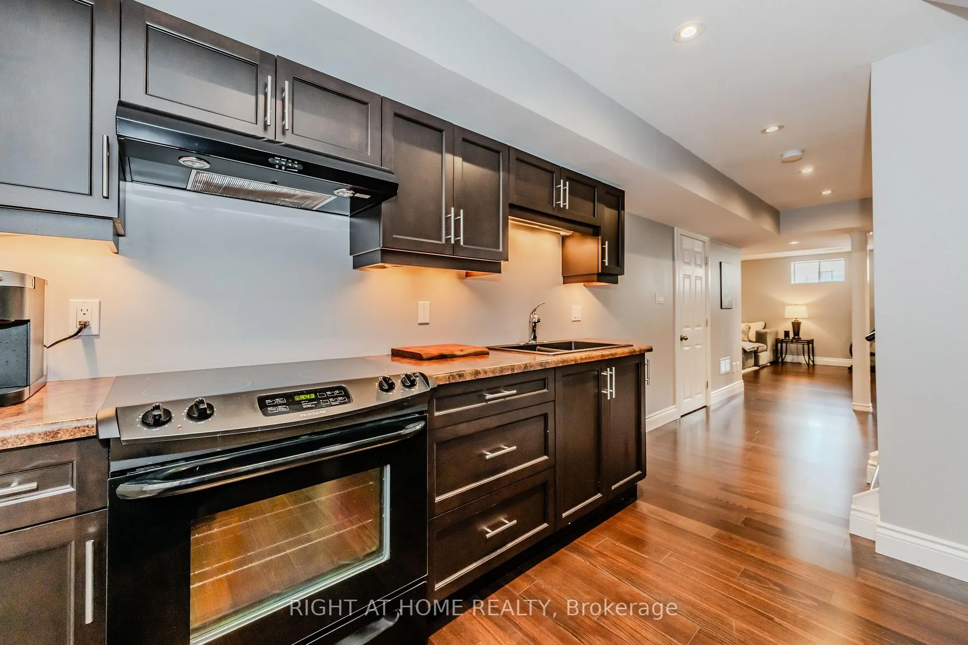 Photo 29 of 60 Springbreeze Heights, Hamilton, Lakeshore — HOMEH