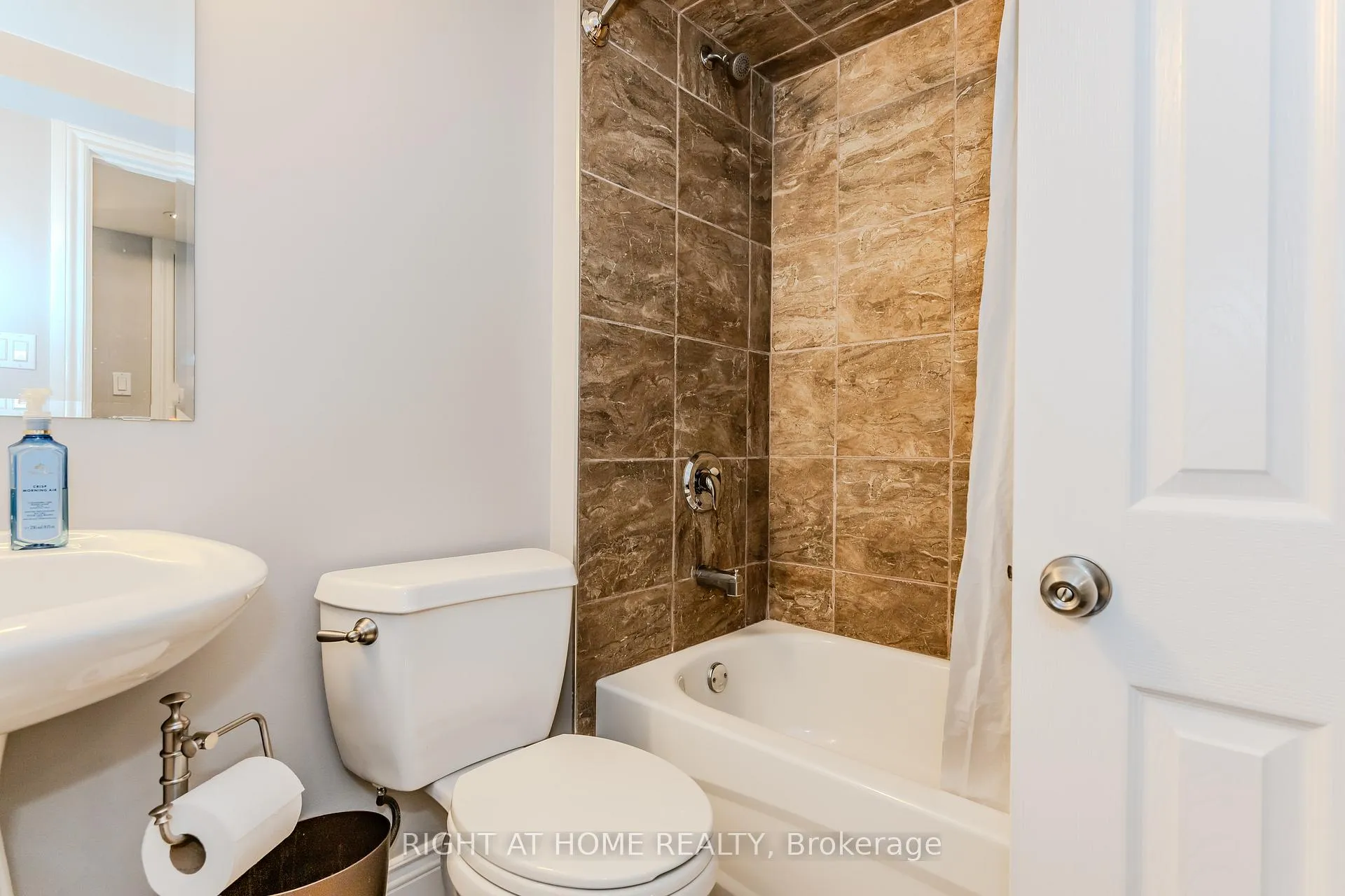 Photo 35 of 60 Springbreeze Heights, Hamilton, Lakeshore — HOMEH
