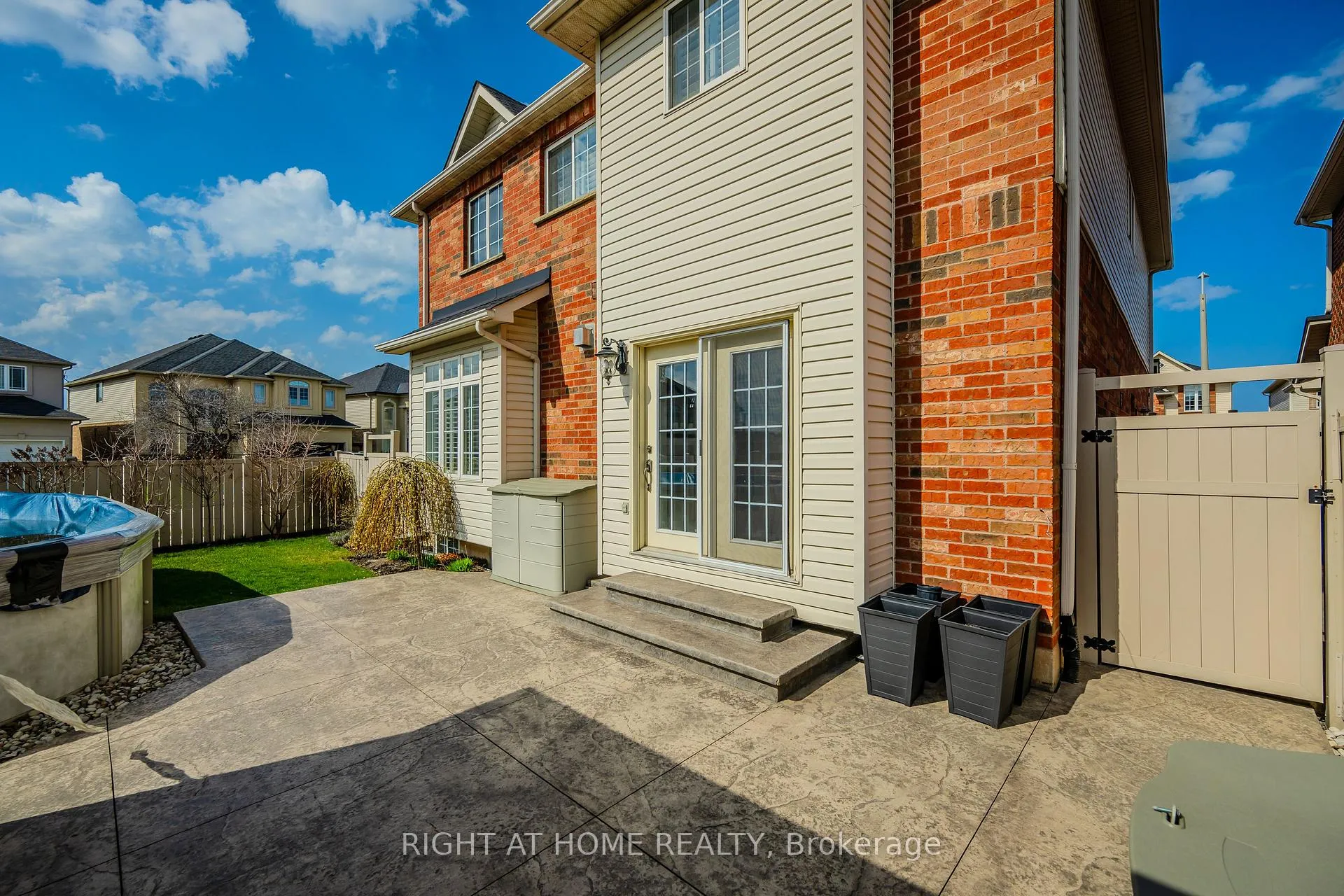 Photo 36 of 60 Springbreeze Heights, Hamilton, Lakeshore — HOMEH
