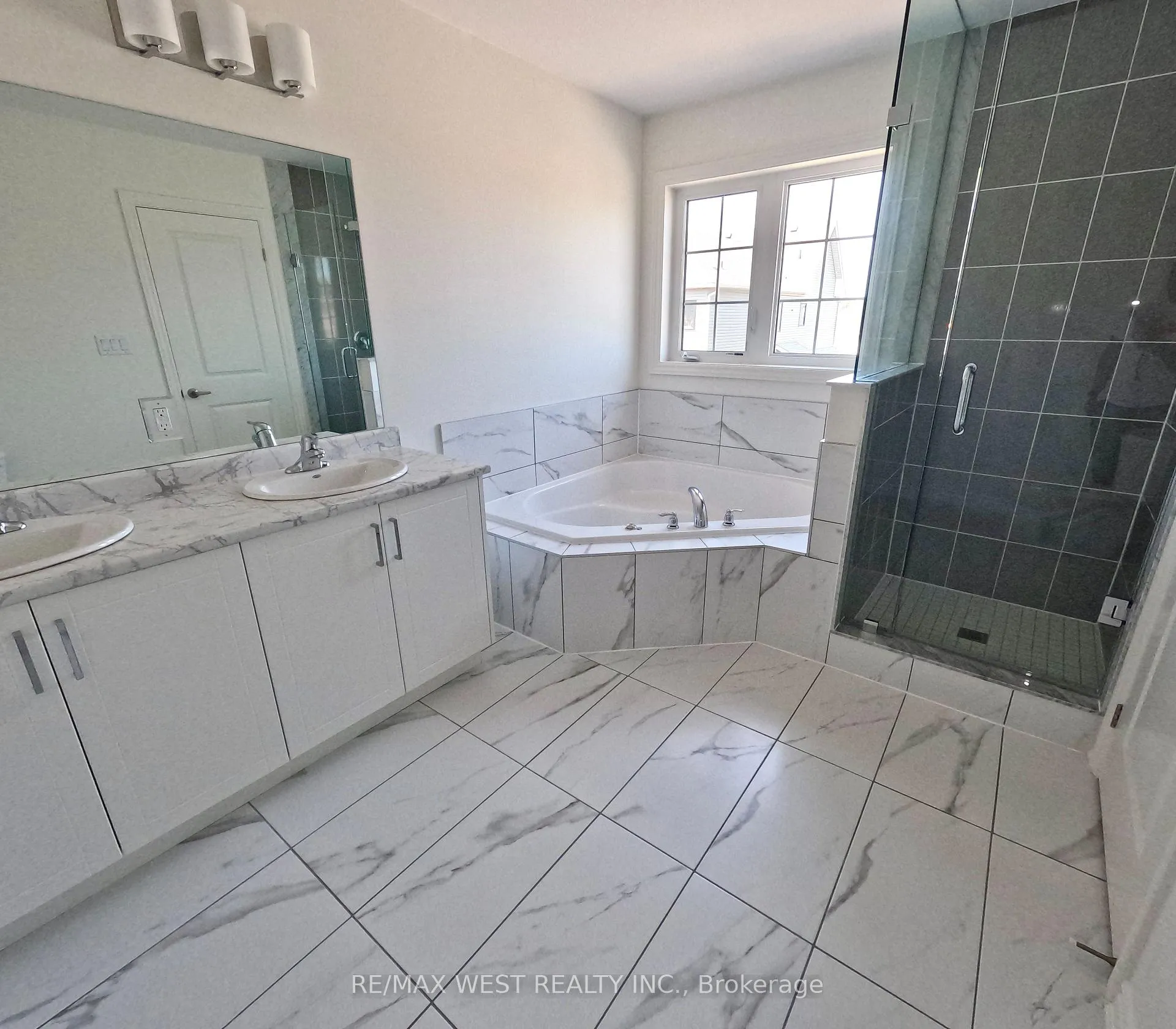 Photo 4 of 246 Mckenzie Drive, Clearview, Stayner — HOMEH