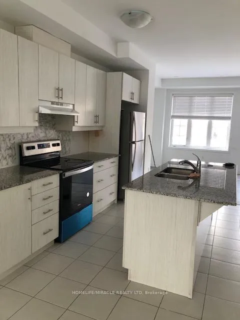 Photo 3 of 17 Calloway Way, Whitby, Downtown Whitby — HOMEH