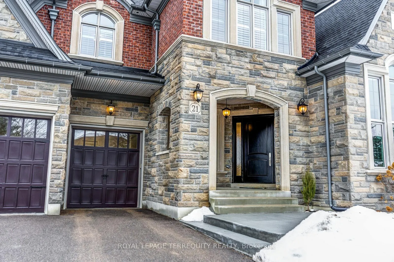 Photo 2 of 21 Langdon Drive, King, King City — HOMEH