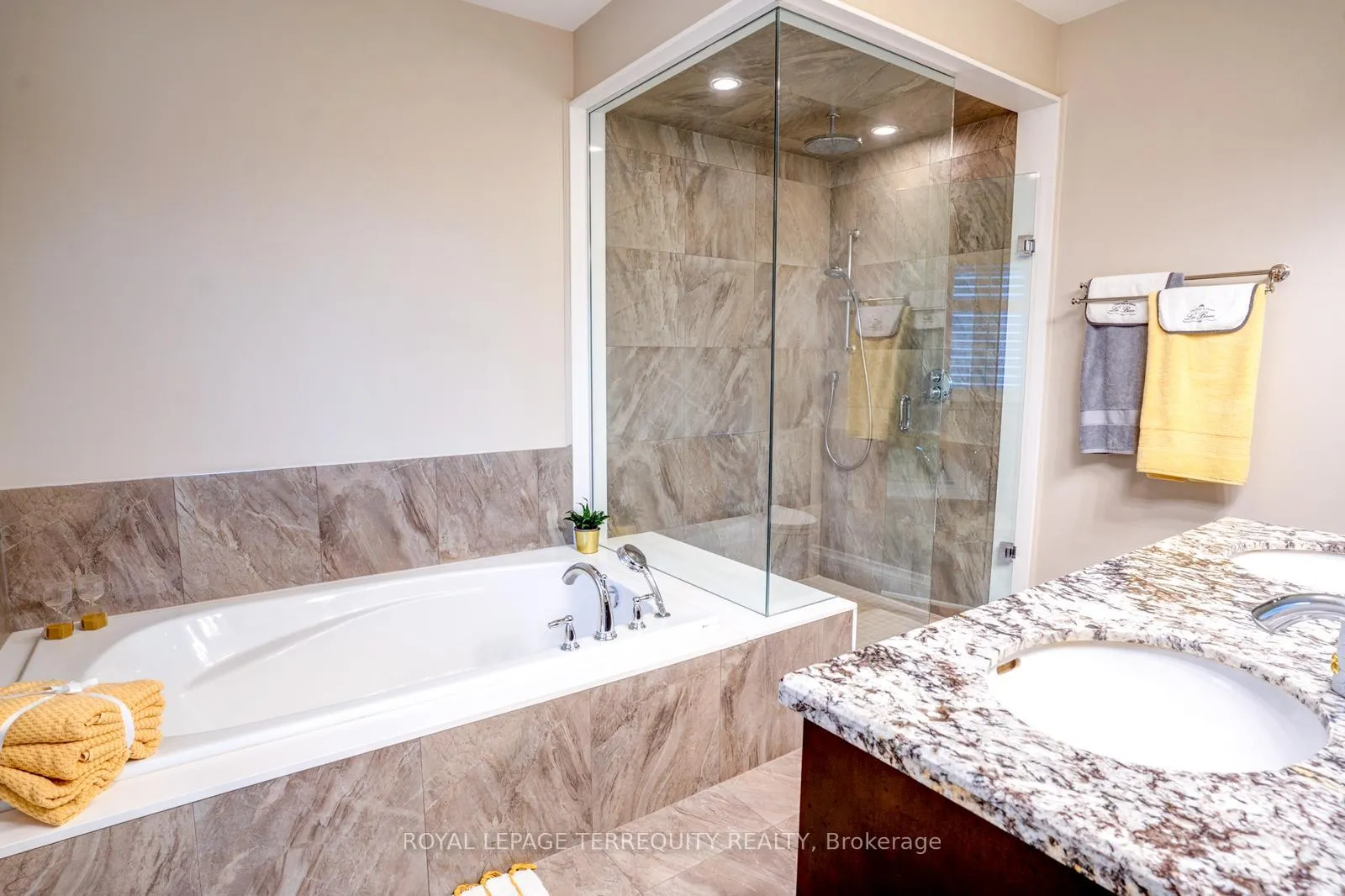 Photo 26 of 21 Langdon Drive, King, King City — HOMEH