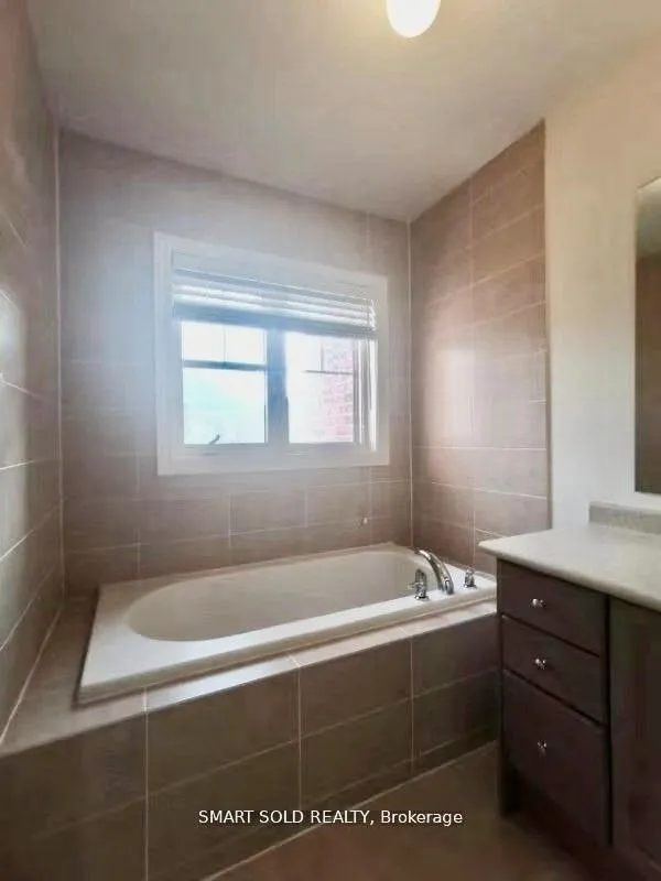 Photo 7 of 129 Christian Ritter Drive, Markham, Berczy — HOMEH