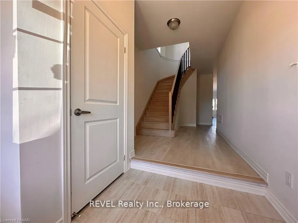 Photo 2 of 29 sapphire Way, Thorold, Rolling Meadows — HOMEH