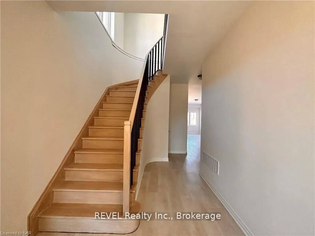 Photo 4 of 29 sapphire Way, Thorold, Rolling Meadows — HOMEH