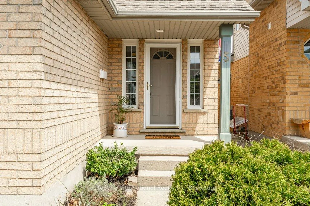 Photo 4 of 5 Camm Crescent, Guelph, Pineridge/Westminster Woods — HOMEH