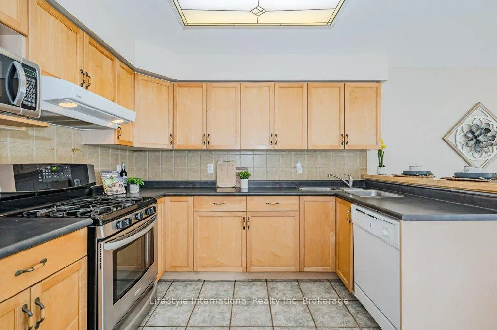 Photo 11 of 5 Camm Crescent, Guelph, Pineridge/Westminster Woods — HOMEH