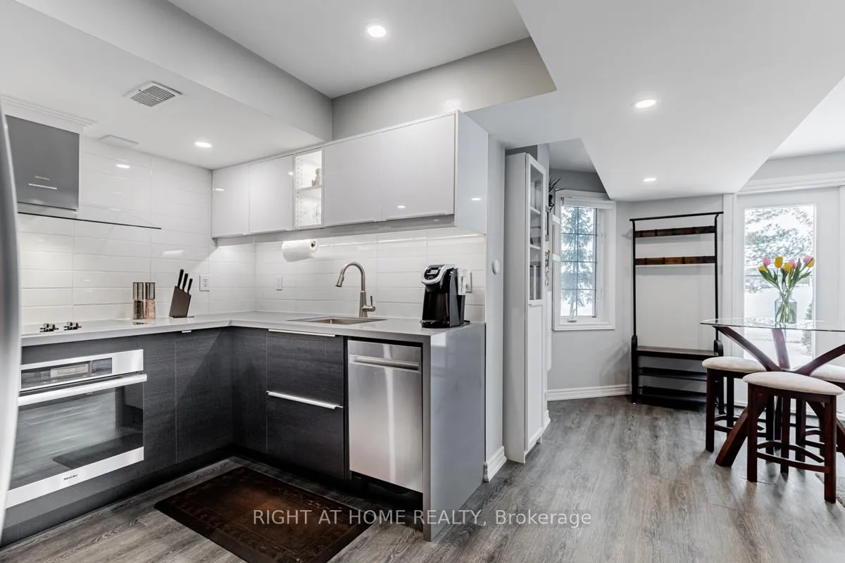 Photo 8 of 213 Kayla Crescent, Vaughan, Maple — HOMEH
