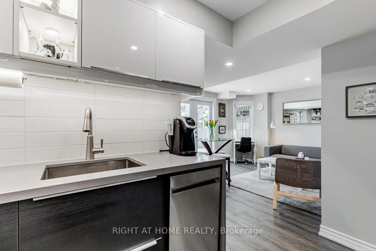 Photo 9 of 213 Kayla Crescent, Vaughan, Maple — HOMEH