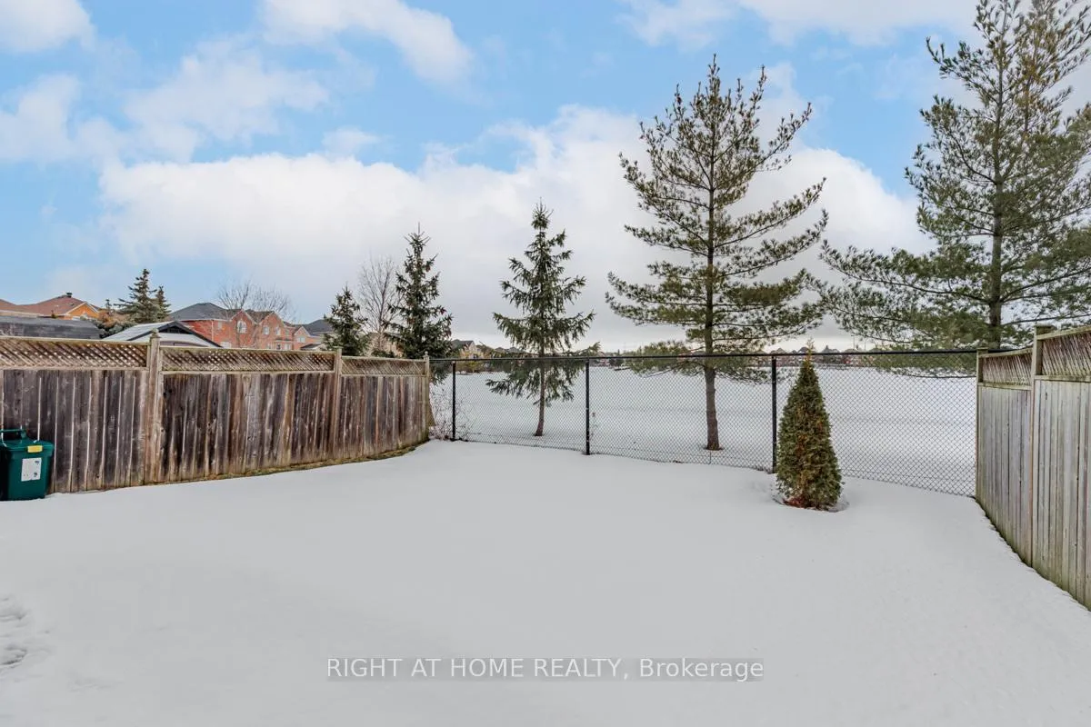 Photo 23 of 213 Kayla Crescent, Vaughan, Maple — HOMEH