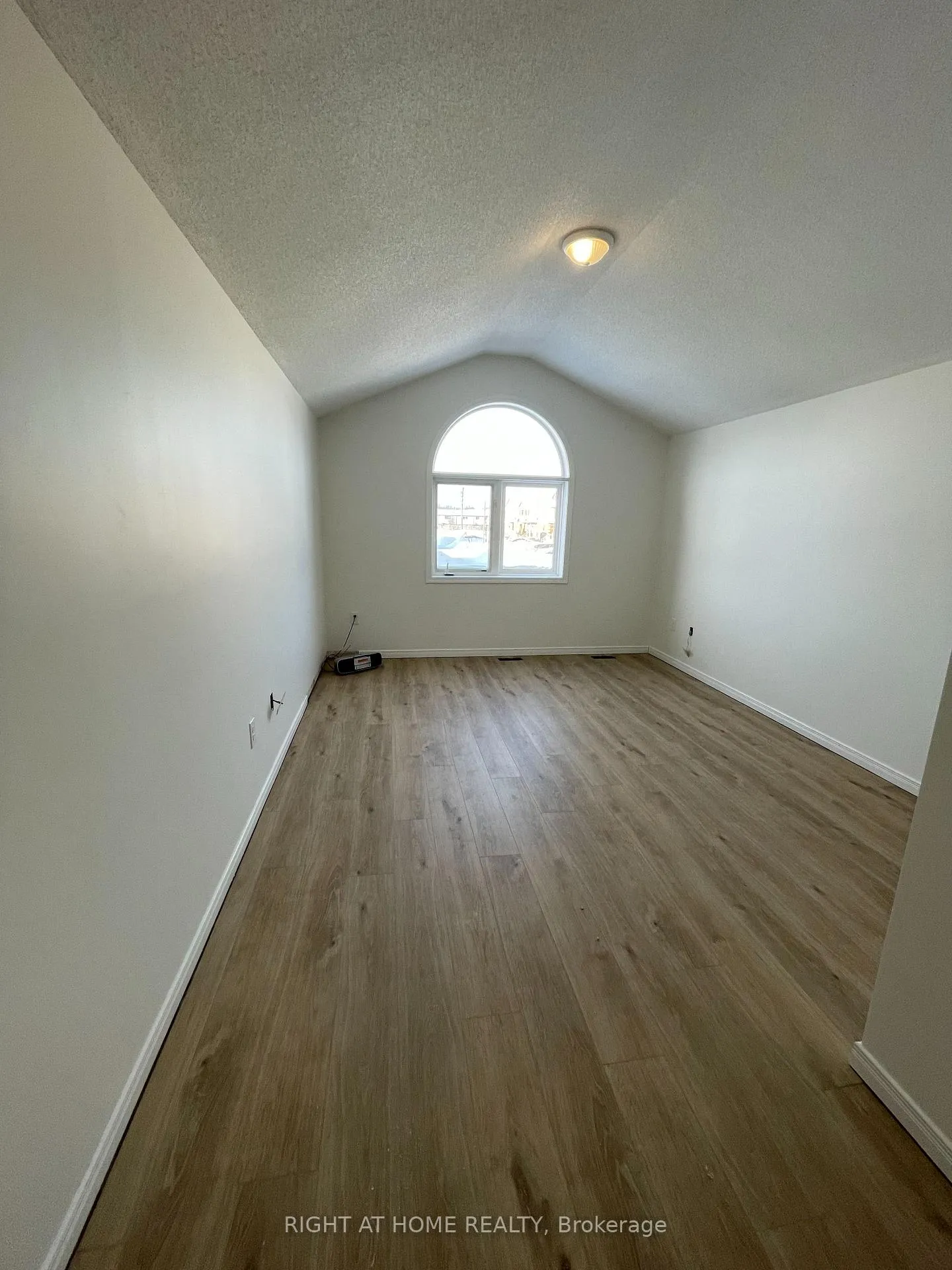 Photo 2 of 2084 Osbond Road E, Innisfil, Alcona — HOMEH