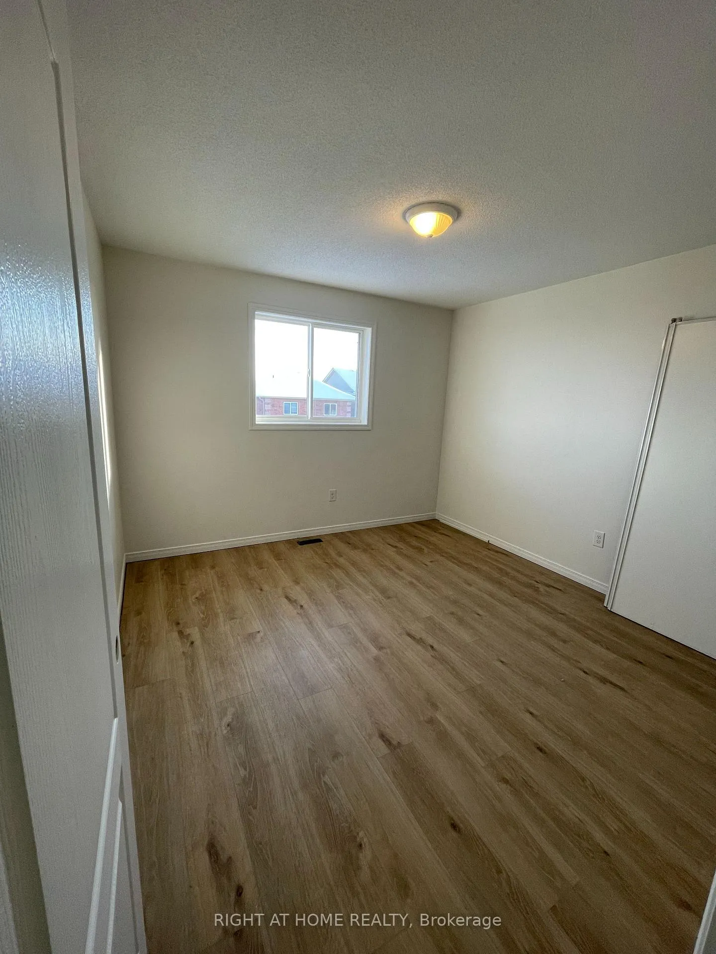Photo 3 of 2084 Osbond Road E, Innisfil, Alcona — HOMEH