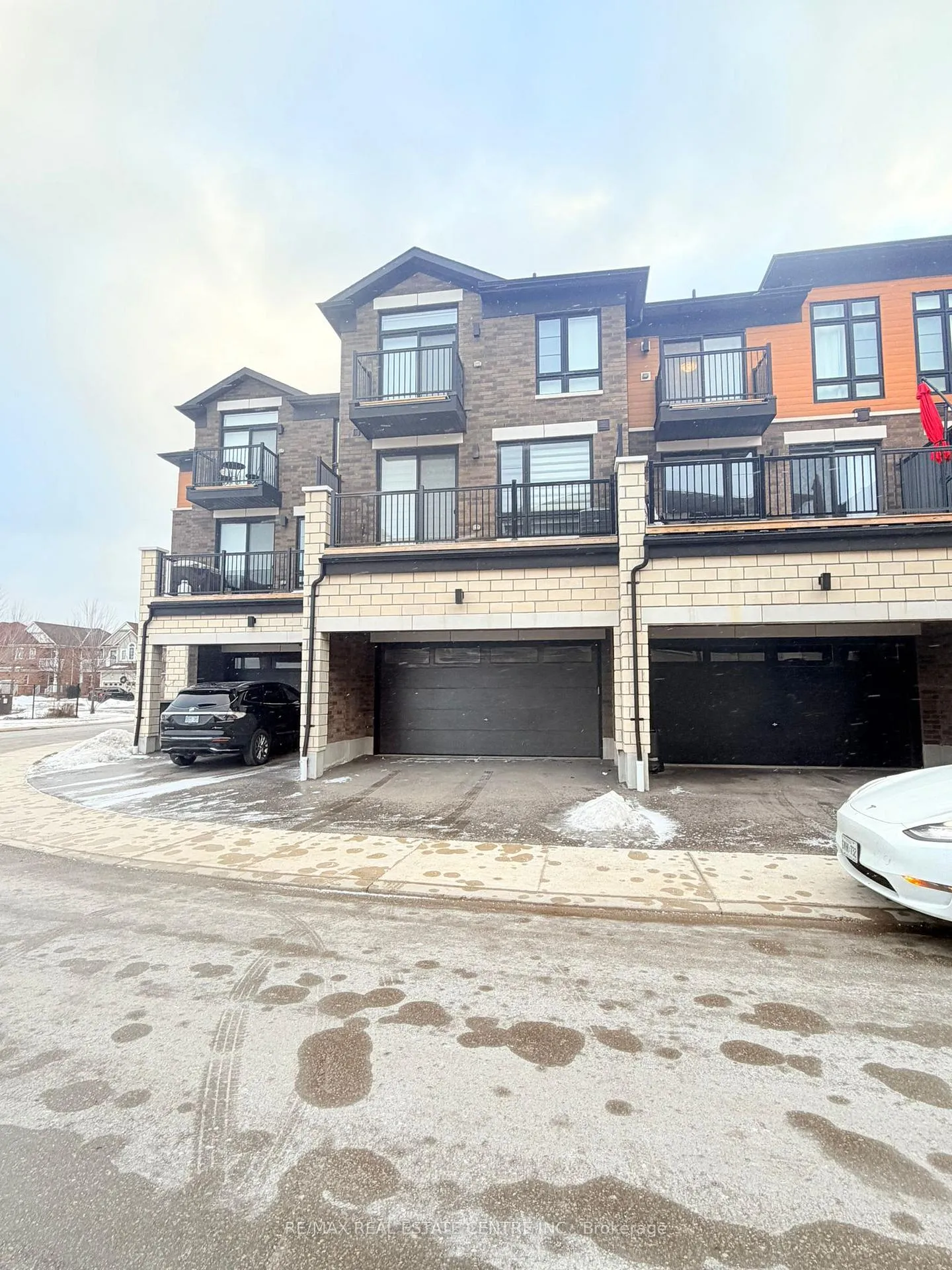 Photo 2 of 298 Carnwith Drive E, Whitby, Brooklin — HOMEH