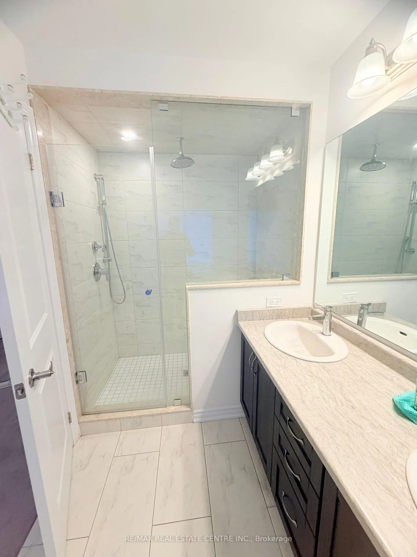 Photo 10 of 298 Carnwith Drive E, Whitby, Brooklin — HOMEH